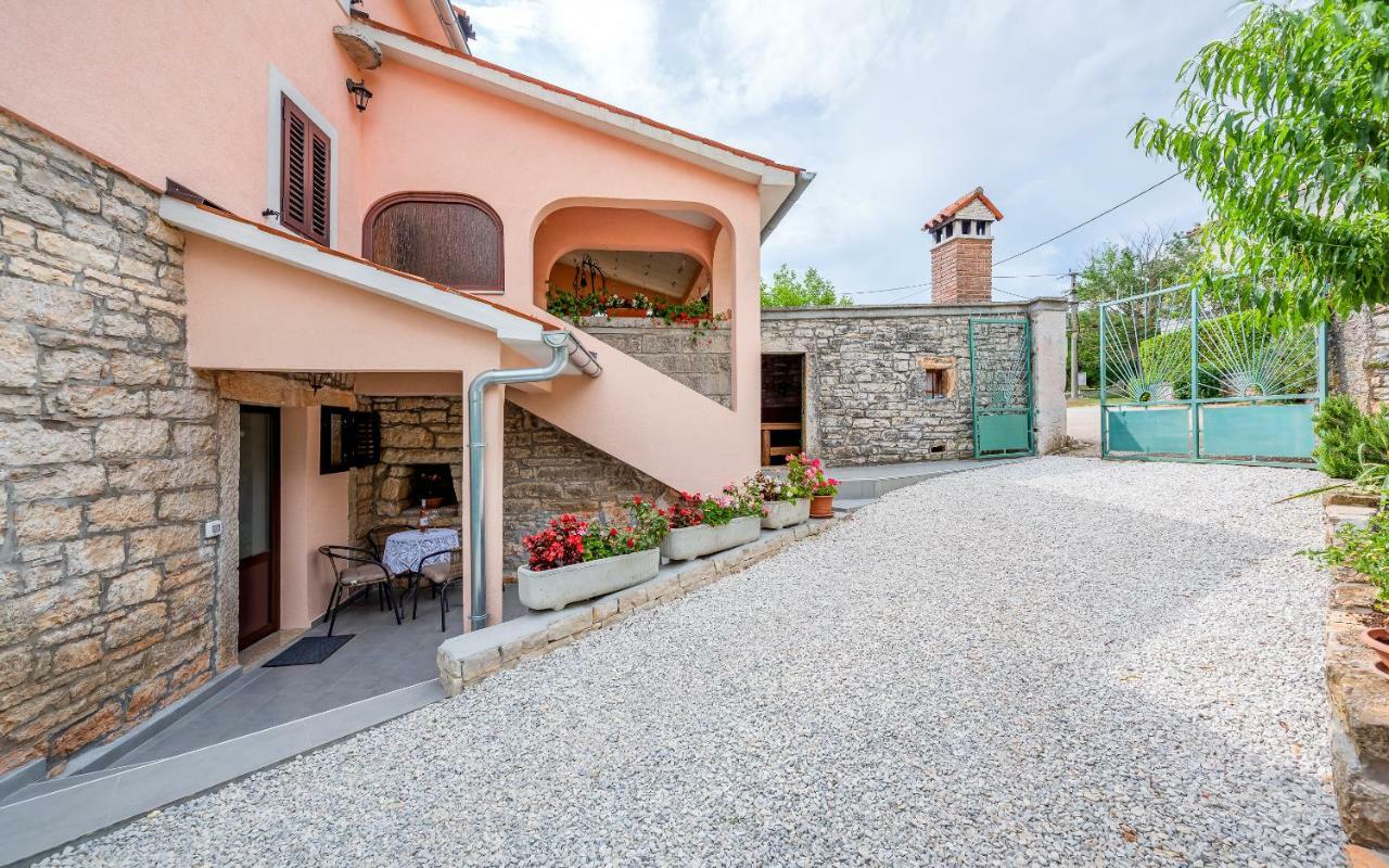 Apartman Sara Tinjan Exterior foto
